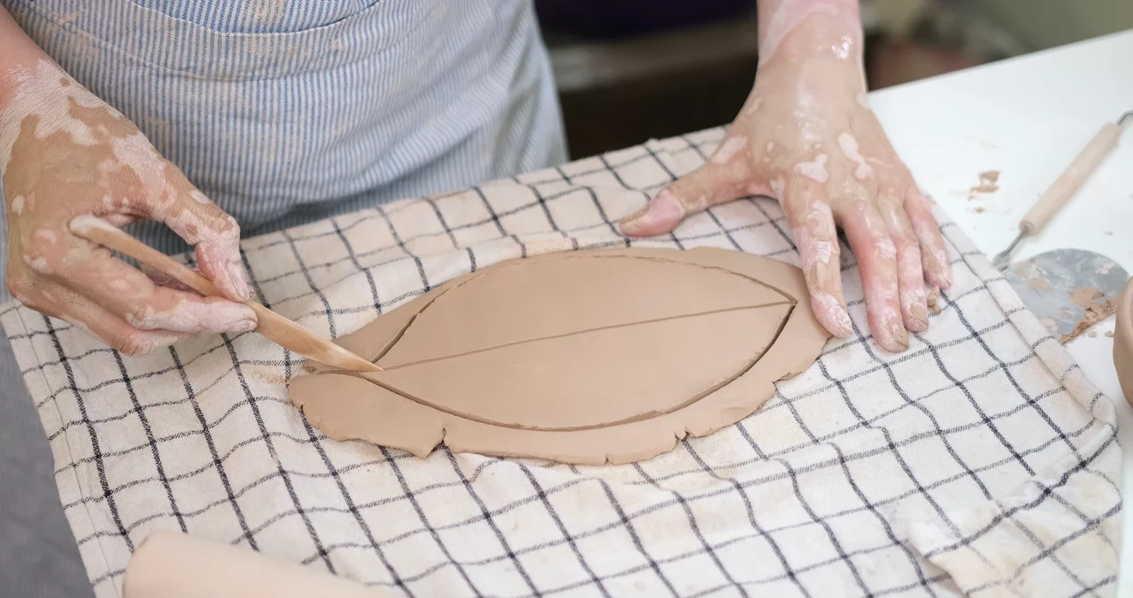 A modelling tool marking a center vein inside a cut leaf outline.